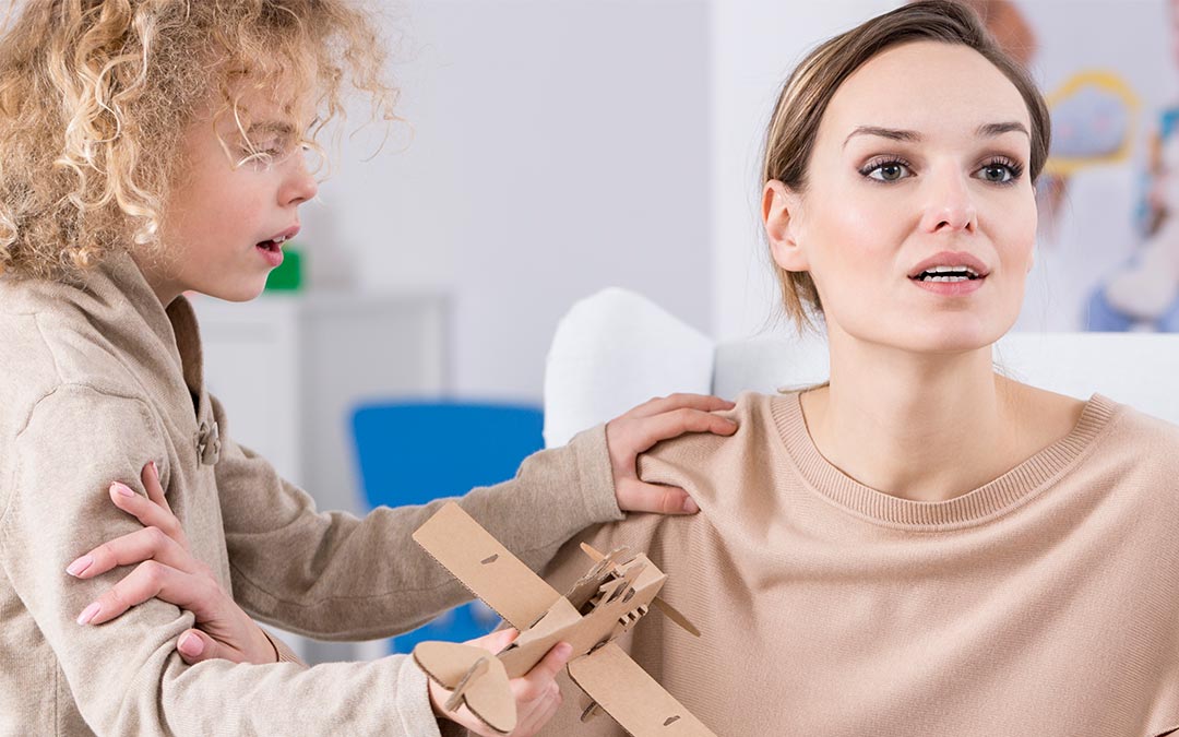 Tdah en niños: madre con niño con déficit de atención