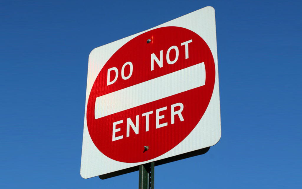 señal de stop en la que pone en inglés no entrar simbolizando el vaginismo