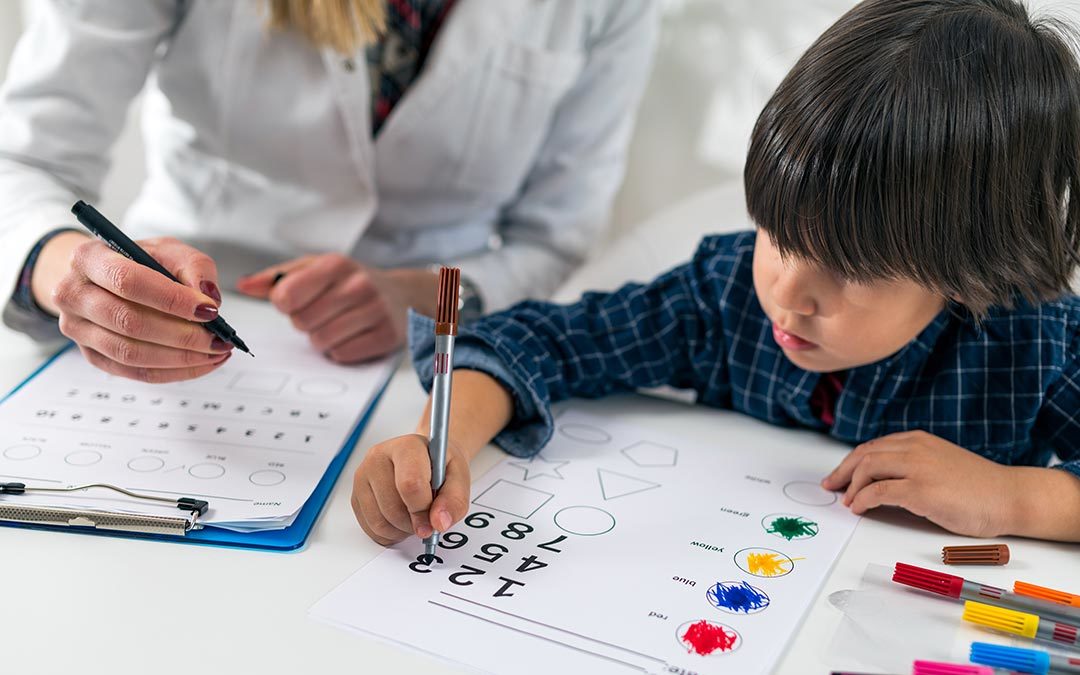 niño con pedagoga tratando la discalculia