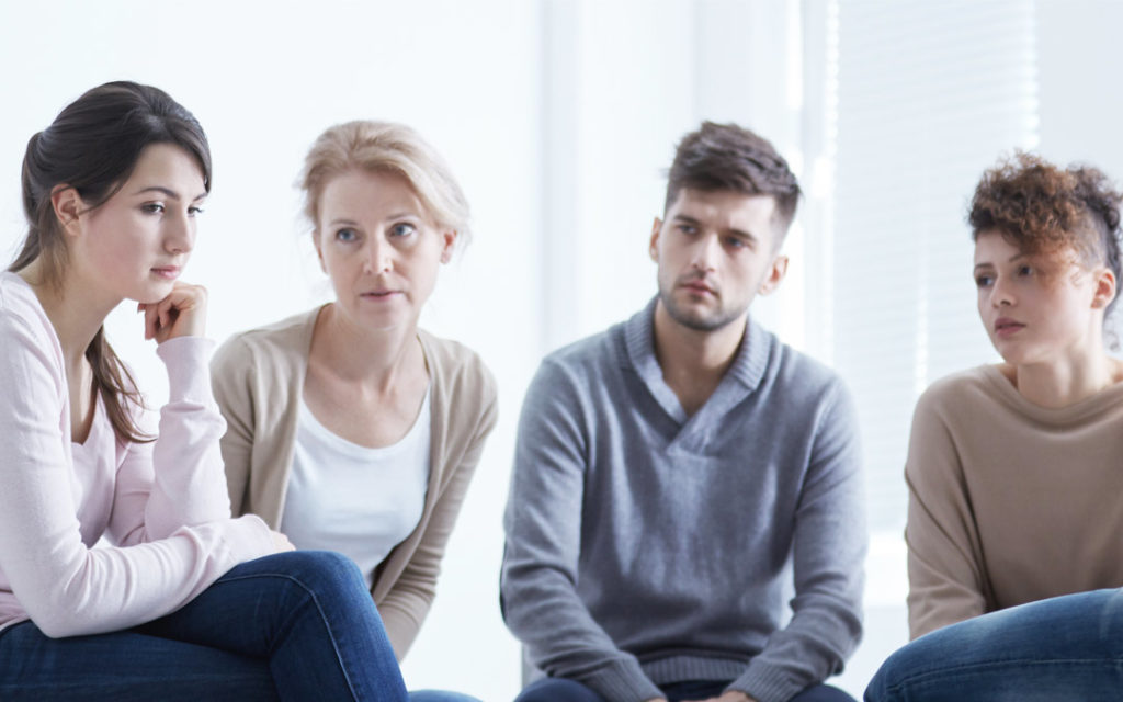 Pacientes con fobia social durante una sesión | Terapia de grupo