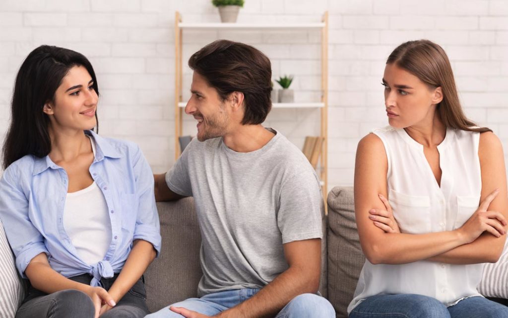 Hombre y mujer hablando y novia celosa | celotipia