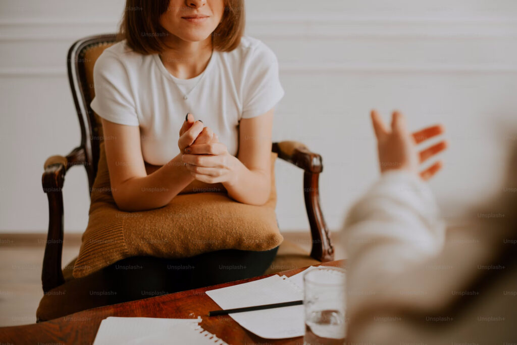 Psicóloga en una sesión de EMDR moviendo la mano delante de la paciente